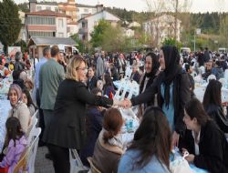 Alt�nova�da 4 bin ki�i birlikte oru� a�t�